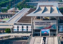 深圳口岸单日客流112万再创新高,APEC倒计时口岸同步亮灯
