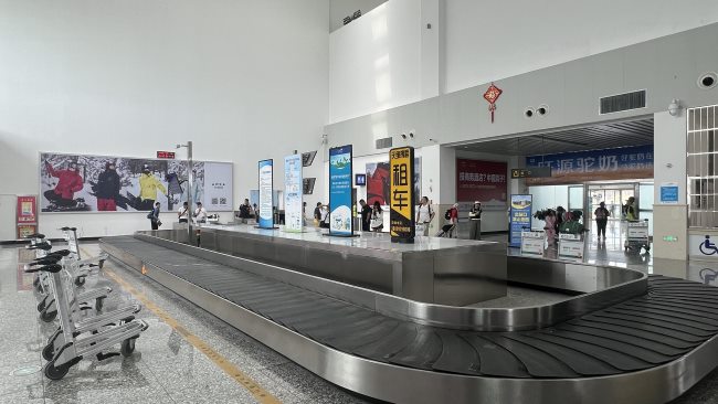 阿勒泰雪都机场到达进港厅，仅有一条行李转盘，全景实拍图