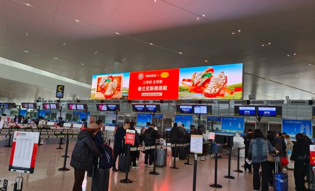 2026年增量分别由“58同城生活”“泰兰尼斯”等品牌拉动，图为泰兰尼斯在温州龙湾机场出发大厅值机柜台上方巨屏