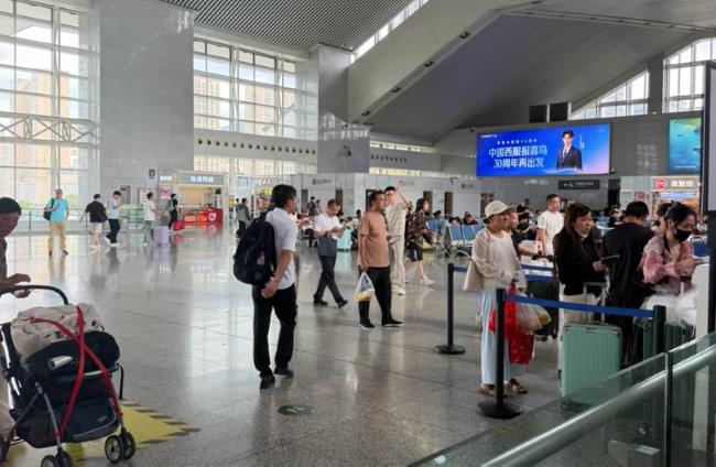 报喜鸟作为以温州本地为总部的服装品牌，30周年庆之际把广告普遍铁路枢纽温州南高铁站，图为动车站2层候车大厅