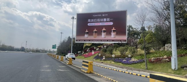 图为昆明机场高速主收费站路旁LED大屏广告，屏幕规格23.3m×13.3m，可视距离超200米 
