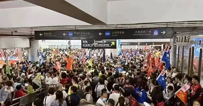 深圳罗湖口岸客流繁忙景象，大批旅游团拥挤通关景象