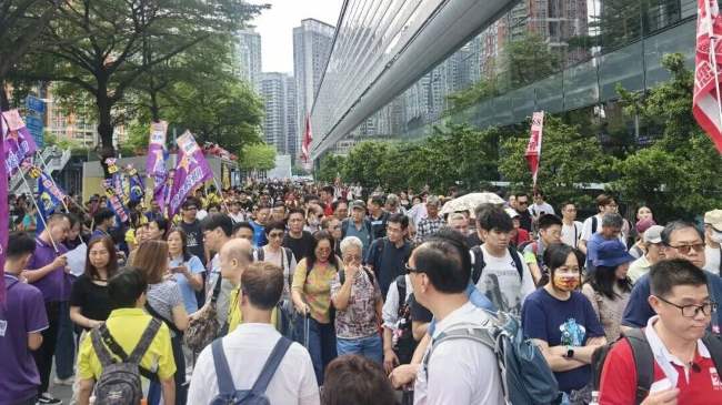 福田口岸户外广场是出发香港客流集散地，图为日景实拍，图片背景是福田口岸户外玻璃幕墙