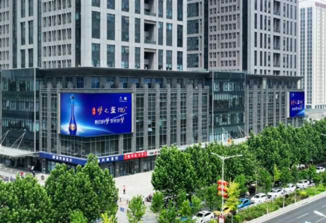 保定高新技术开发区的办公楼电谷源盛广场裙楼外立面两块折角屏幕航拍示意图 