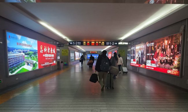 图为郴州西站进站通道，思科职教城在左侧墙面发布广告 