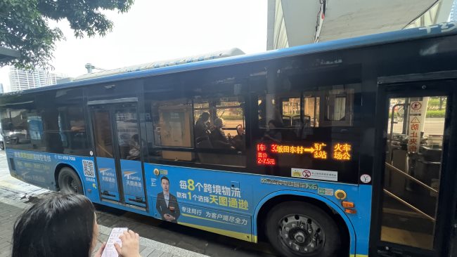 图为深圳早高峰泥岗路北环大道宝安北路口公交站，公交车321路客流情况停靠案例图