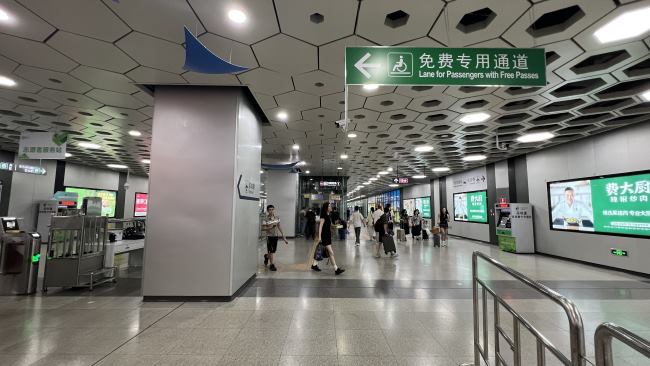 图为2026年9月深圳地铁11号线机场站，站厅层实拍图，两侧墙面广告湖南菜费大厨、农耕记打擂台