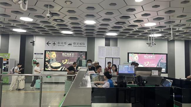 深圳特产椰子鸡火锅在深圳地铁机场站11号线进站闸机口连封刊登，同仁四季12周年年轻人最爱椰子鸡