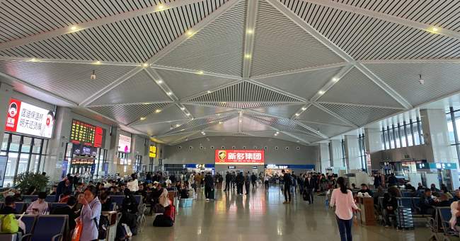 永康南站候车大厅2026年8月客流候车场景实拍图