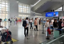 温州南站报喜鸟30周年广告案例：四屏联动覆盖进出站候车