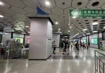 深圳地铁11号线机场墙面：从站厅到通道全是餐饮广告