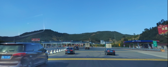 图为福州往前泉州方案，福州祥谦收费站入口处远景实拍图