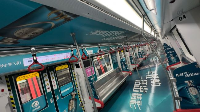 图为俯拍视角的石家庄地铁车厢内场景图