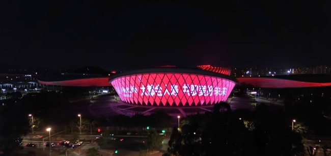 图为航拍视角的夜间福州海峡奥体亮灯场景