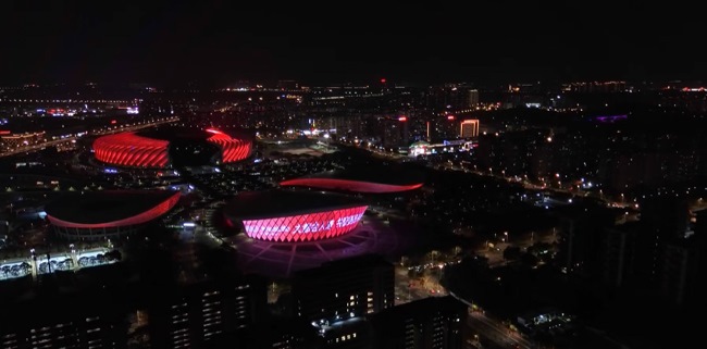 图为大都会保险2025年期间在福州奥体中心发布的灯光秀广告：“大都会人寿，共创美好未来”