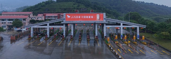 图为泉州安溪高速收费站正面航拍图，双向车道情况清晰展示