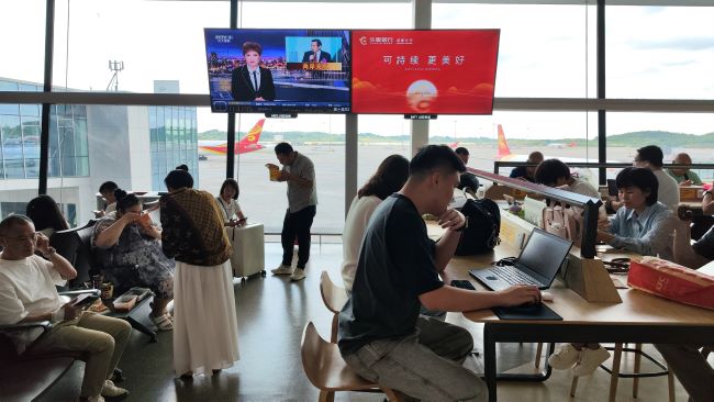 图为成都天府机场250号登机口旅客候机场景，候机区有办公座椅