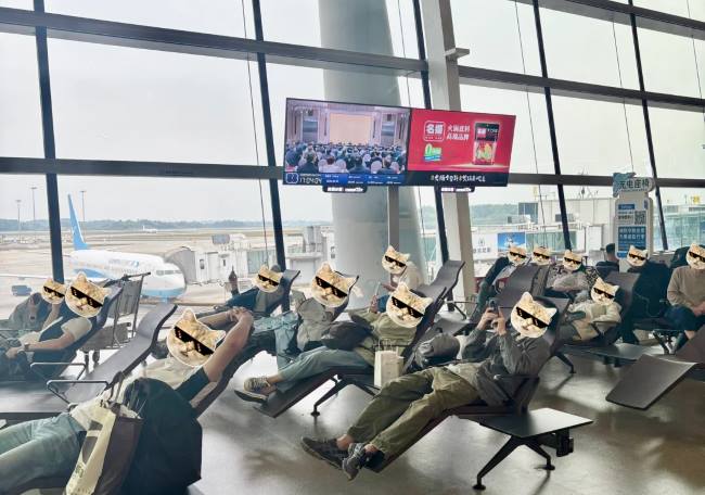 图为成都机场特有的富有川渝人民松弛感的躺椅，使旅客们可以在候机的同时躺倒休息