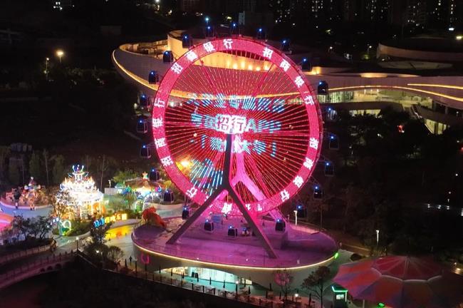 图为招商银行大学城活动在福州旗山湖摩天轮投放的商业广告夜景实拍图