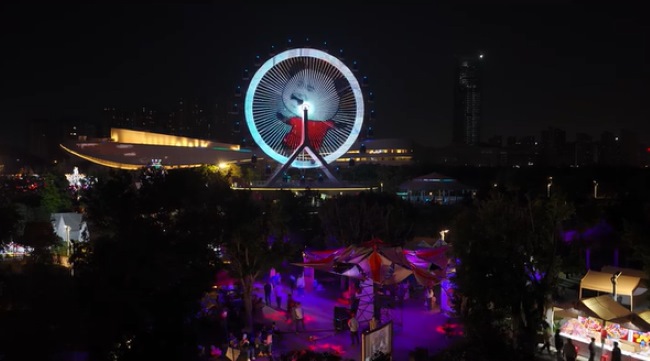 网红地标福州旗山湖摩天轮，正在播放大学生喜欢看的表情包动图舞蹈