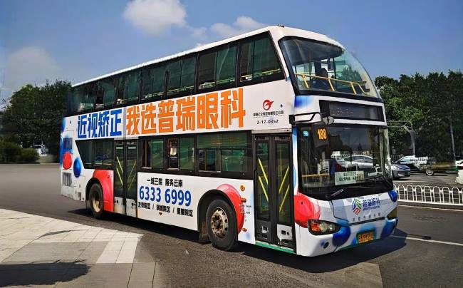 图为昆明公交车188路双层车型线路行驶中实拍图