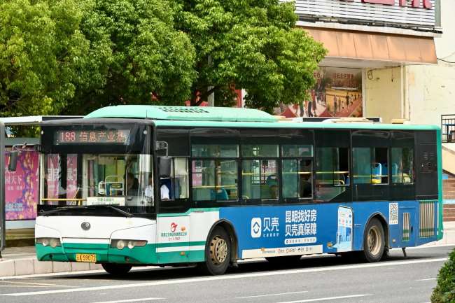 昆明公交188路传统车型正在公交站台停靠，图为街景实拍
