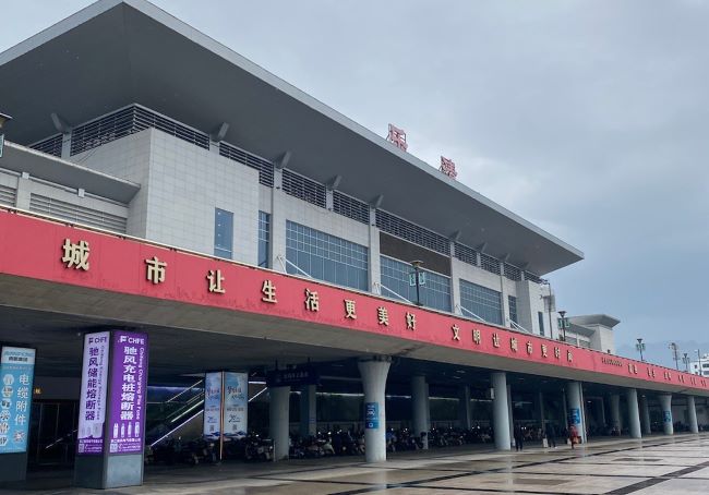 乐清站站外场景实拍图，乐清高铁站由一层以及二层候车大厅构成，到达区域也在一层