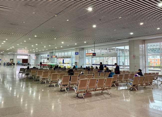 图为乐清高铁站一层候车室，前往一站台的旅客在此候车