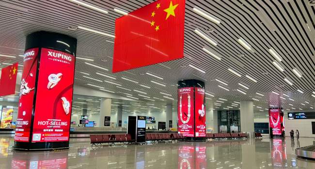 广州白云机场T2航站楼国际到达区域，旭平首饰广告占据国内外旅客视线
