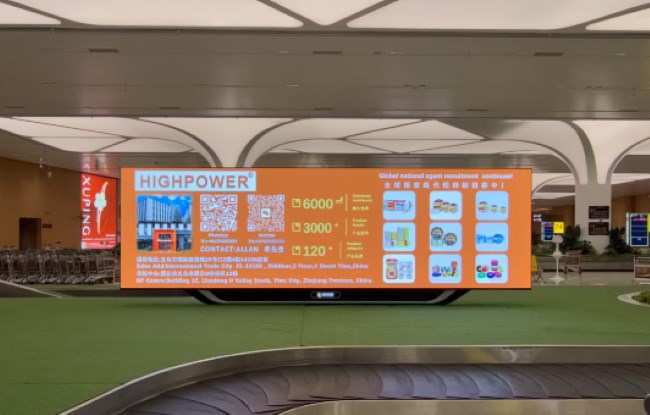 广交会前后，广州机场广告也像一张张名片，用中英双语介绍着企业信息，图为广州机场到达行李厅