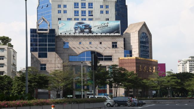 佛山禅城东建大厦在汾江中路与城门头路交汇处，广告位在楼体东面和南面，楼顶三面翻喷绘